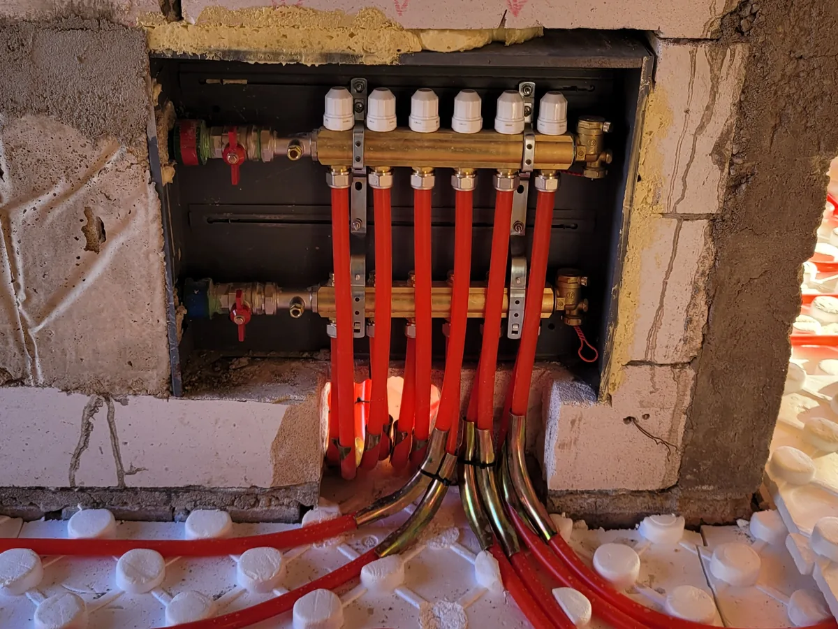 Colector de losa radiante, seis circuitos · Casa Arango