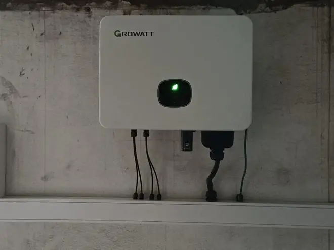Inversor Growatt montado en pared · Serodino Viajes