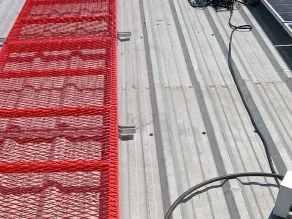 Pasarela de circulación montada sobre la cubierta · Tienda León