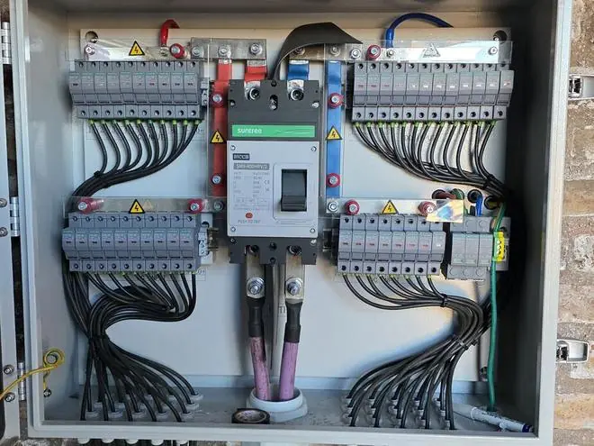 Tablero de protecciones con cableado peinado · Salto de las Rosas